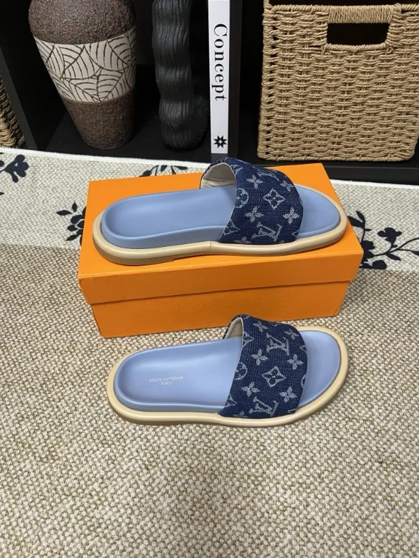 P320💰[New model] Long-term availability, 2025 new model, couple model [LOUlS VUlTTON] comes with drawer box, bag, card, invoice "Louis Vuitton ~ unique modern sandals. 》LV counter purchasing 🏃Men's and women's casual slippers, sold at the same time at the counter, the original old flower material upper is soft and comfortable, (refuses to discolor and rub the feet) sole: original factory special combination original sole, code number: 35--46 4 multiple colors 🉑️ to choose from